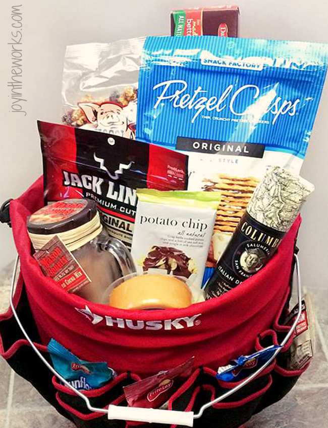 Looking for the perfect gift for father's day (or any other occasion) for your husband, dad or any other handy person in your life? Make this simple Handy Man Gift Basket filled with man snacks!