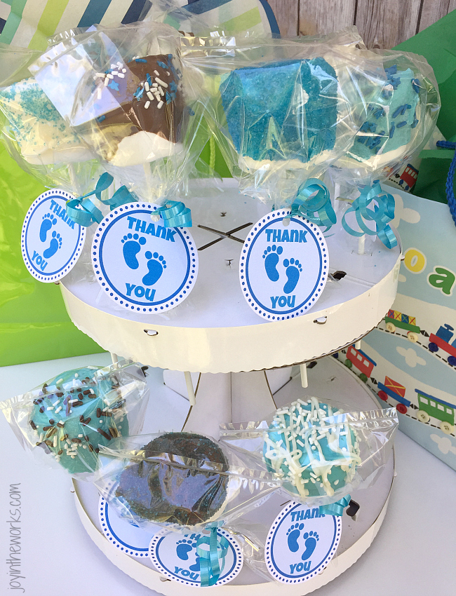 Make these easy baby shower favors- marshmallow pops with free printable favor gift tags in both pink and blue. Plus some parenting tips from "been there done that" moms. #ad #superabsorbent