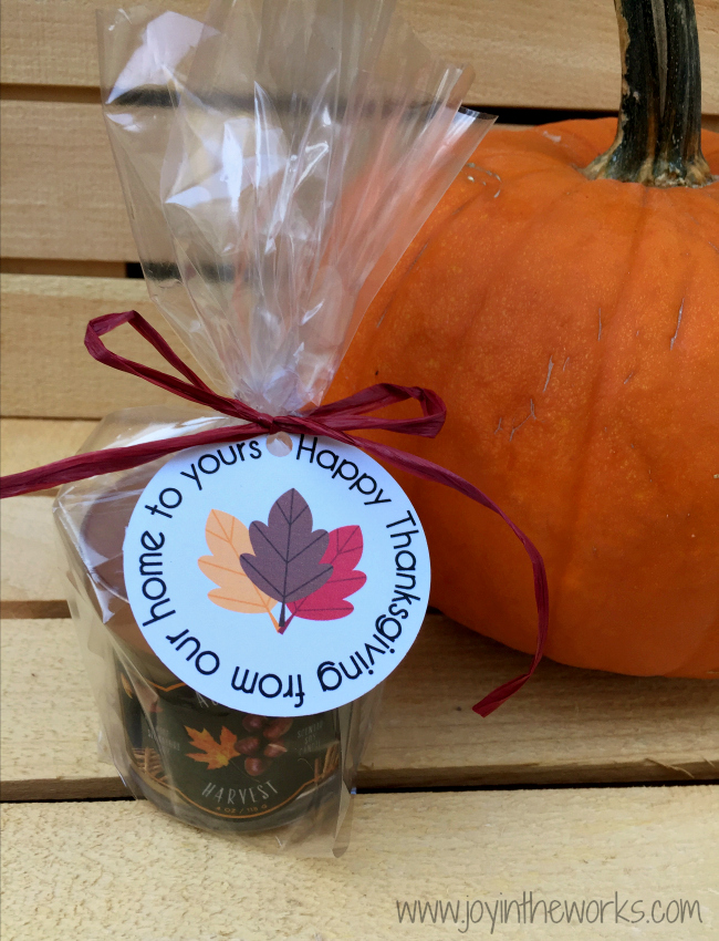 Simple hostess gift idea for Thanksgiving: a candle wrapped with a gift tag