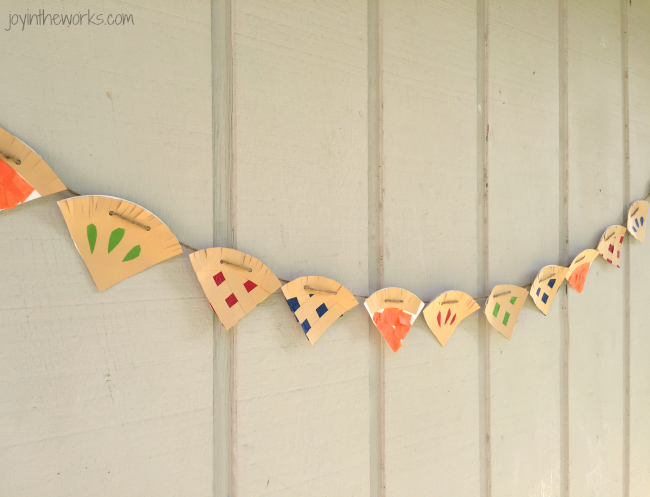 Forget hand traced turkeys, how about decorating with this Thanksgiving Pie Garland for Kids? It is so easy to make out of paper plates and the kids will love getting ready for their favorite dessert!