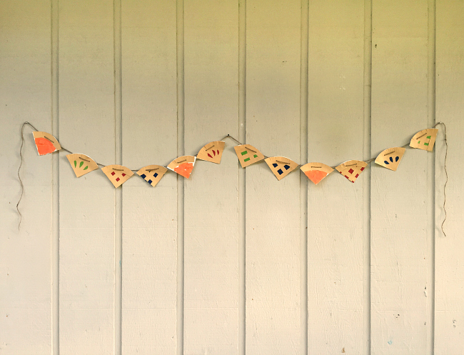 Forget hand traced turkeys, how about decorating with this Thanksgiving Pie Garland for Kids? It is so easy to make out of paper plates and the kids will love getting ready for their favorite dessert!