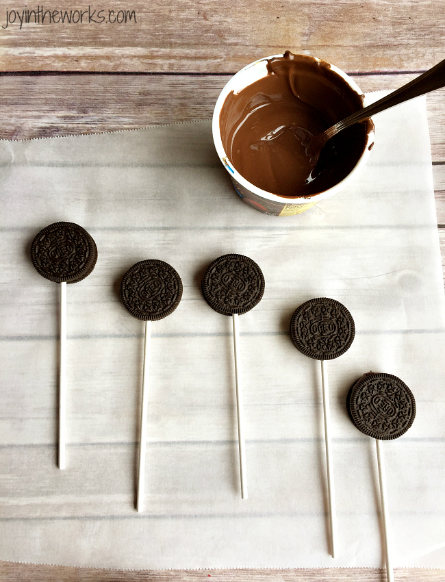 There is no better combination for Valentine's Day than strawberries and chocolate and these Valentine Oreo Pops using Chocolate Strawberry Oreos are an easy way to enjoy these flavors in a decadent Valentine's Day treat!