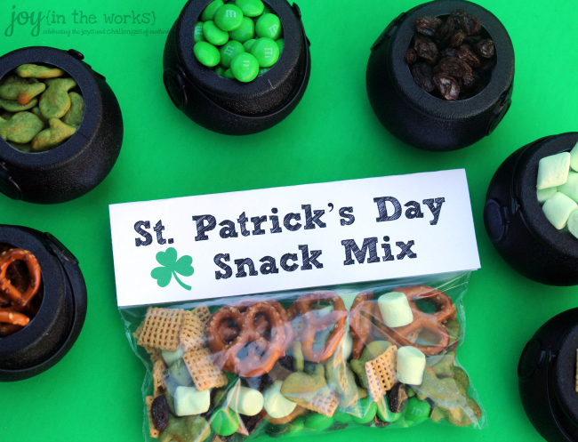 St. Patrick's Day Snack Mix with printable easy to follow instructions for the kids plus a free printable treat bag topper. Perfect for a St. Patrick's Day party or a simple celebration at home.