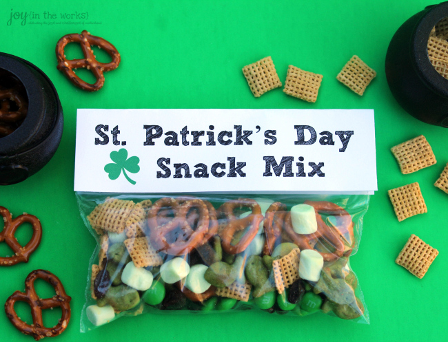 St. Patrick's Day Snack Mix with printable easy to follow instructions for the kids plus a free printable treat bag topper. Perfect for a St. Patrick's Day party or a simple celebration at home.