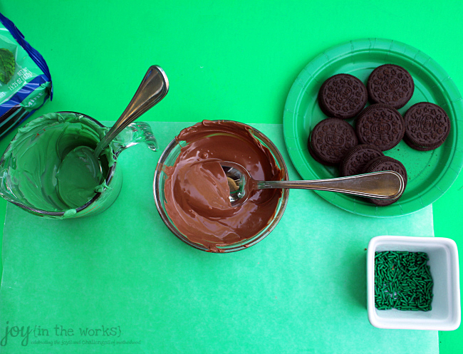 These simple  St. Patrick's Day gifts are perfect for friends, family, teachers or your own family! From dipped Oreos and pretzels to chocolate gold coins to Lucky Charms lip balm - these all would make the perfect token gift and are a great way to show someone how much you care.