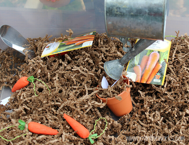 Spring is a great time to read The Carrot Seed and do some gardening dramatic play with this carrot sensory bin.