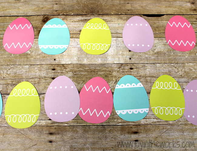 It is so easy to make your own Easter Decorations when you make this quick and easy DIY Easter Banner! You can make it with Easter Eggs, Bunnies or Carrots!