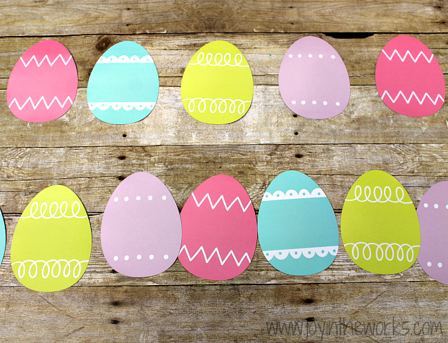 It is so easy to make your own Easter Decorations when you make this quick and easy DIY Easter Banner! You can make it with Easter Eggs, Bunnies or Carrots!