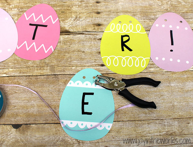 It is so easy to make your own Easter Decorations when you make this quick and easy DIY Easter Banner! You can make it with Easter Eggs, Bunnies or Carrots!