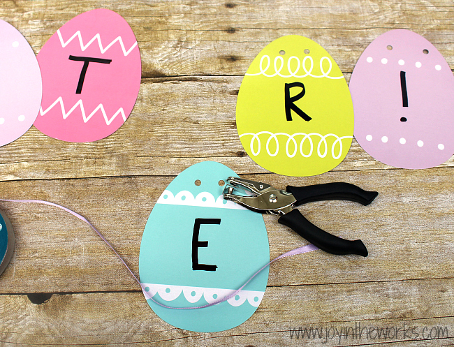 It is so easy to make your own Easter Decorations when you make this quick and easy DIY Easter Banner! You can make it with Easter Eggs, Bunnies or Carrots!