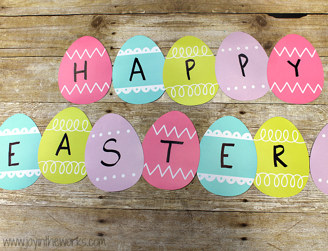 It is so easy to make your own Easter Decorations when you make this quick and easy DIY Easter Banner! You can make it with Easter Eggs, Bunnies or Carrots!