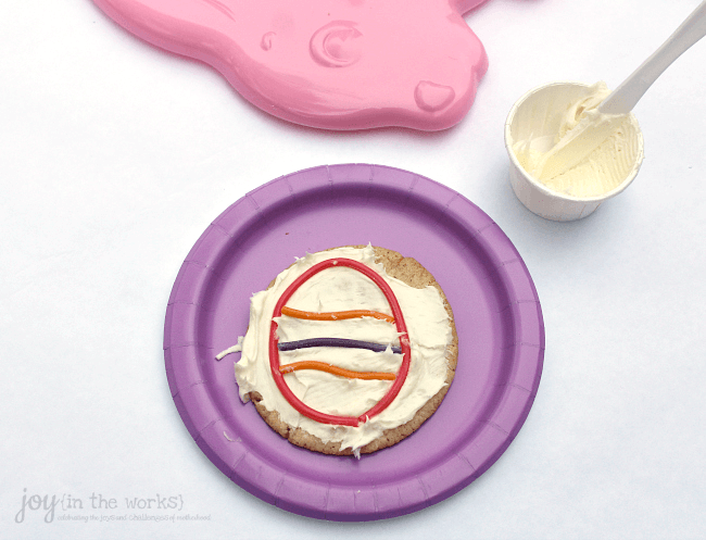 Looking for a fun Easter treat or food craft to make with your kids or a special dessert for a Children's Easter party? These Twizzler Spring Easter cookies are so easy and fun for kids to make and they will end up with their own cookie art!