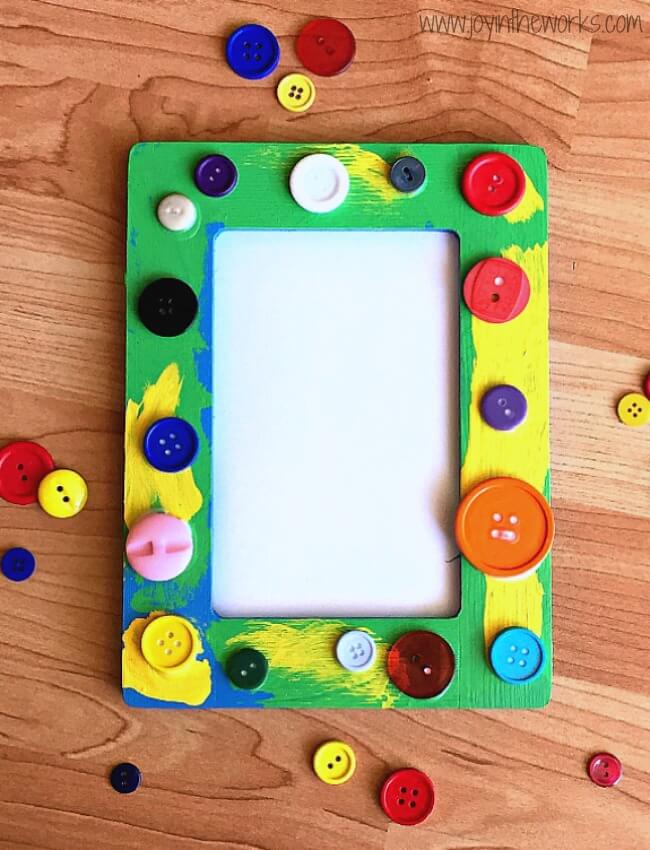 Looking for a kid made gift for mom, dad or a grandparent? A kid made button frame with a sweet picture of the child makes a great gift and is sure to please any relative!