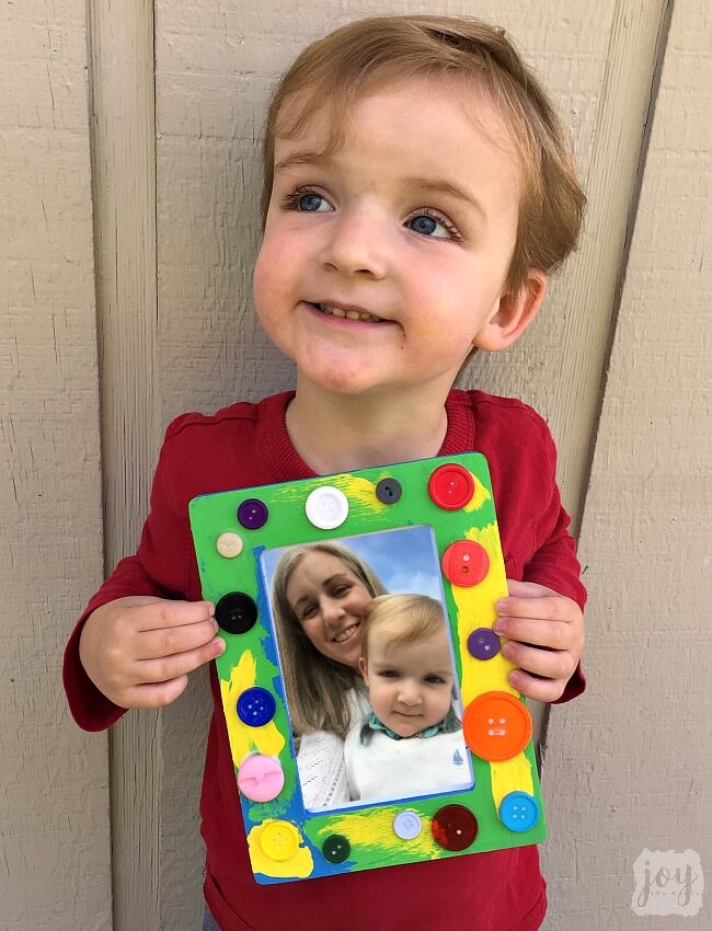 Looking for a kid made gift for mom, dad or a grandparent? A kid made button frame with a sweet picture of the child makes a great gift and is sure to please any relative!