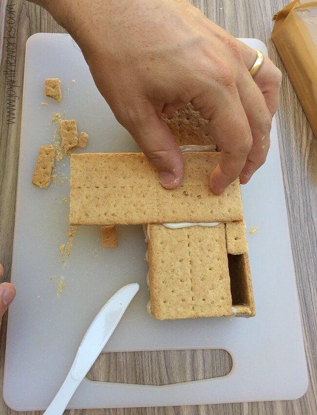 Looking for a 4th of July family fun activity? How about making a graham cracker White House and decorating it with red, white and blue patriotic candy? Gingerbread Houses aren't just for Christmas anymore, especially since candy house decorating always brings the family together! =) Step-by-step graham cracker house instructions included.