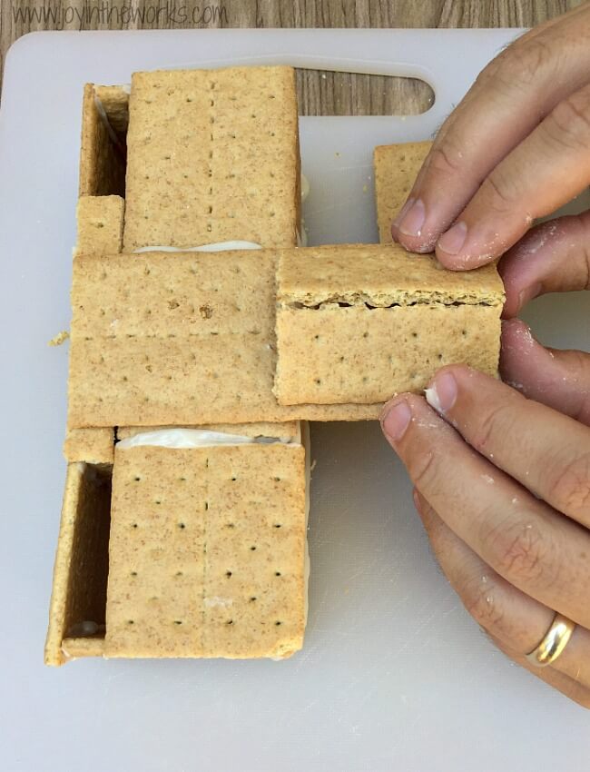 Looking for a 4th of July family fun activity? How about making a graham cracker White House and decorating it with red, white and blue patriotic candy? Gingerbread Houses aren't just for Christmas anymore, especially since candy house decorating always brings the family together! =) Step-by-step graham cracker house instructions included.