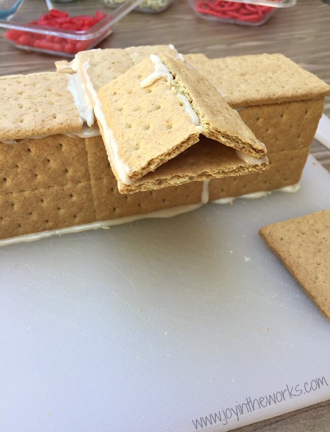 Looking for a 4th of July family fun activity? How about making a graham cracker White House and decorating it with red, white and blue patriotic candy? Gingerbread Houses aren't just for Christmas anymore, especially since candy house decorating always brings the family together! =) Step-by-step graham cracker house instructions included.