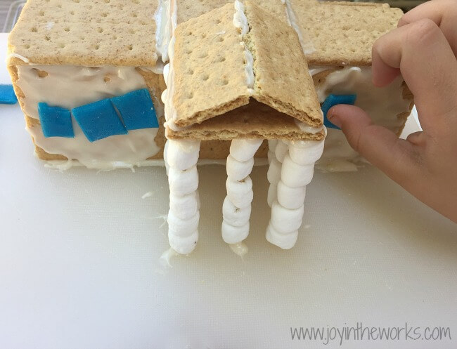 Looking for a 4th of July family fun activity? How about making a graham cracker White House and decorating it with red, white and blue patriotic candy? Gingerbread Houses aren't just for Christmas anymore, especially since candy house decorating always brings the family together! =) Step-by-step graham cracker house instructions included.