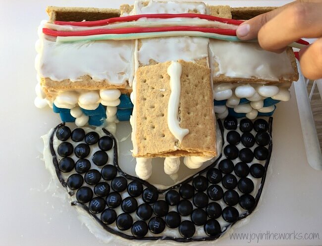 Looking for a 4th of July family fun activity? How about making a graham cracker White House and decorating it with red, white and blue patriotic candy? Gingerbread Houses aren't just for Christmas anymore, especially since candy house decorating always brings the family together! =) Step-by-step graham cracker house instructions included.