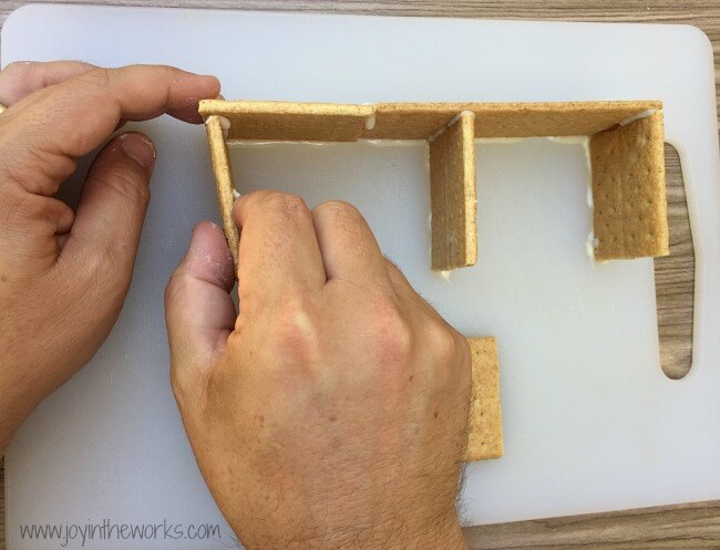 Looking for a 4th of July family fun activity? How about making a graham cracker White House and decorating it with red, white and blue patriotic candy? Gingerbread Houses aren't just for Christmas anymore, especially since candy house decorating always brings the family together! =) Step-by-step graham cracker house instructions included.