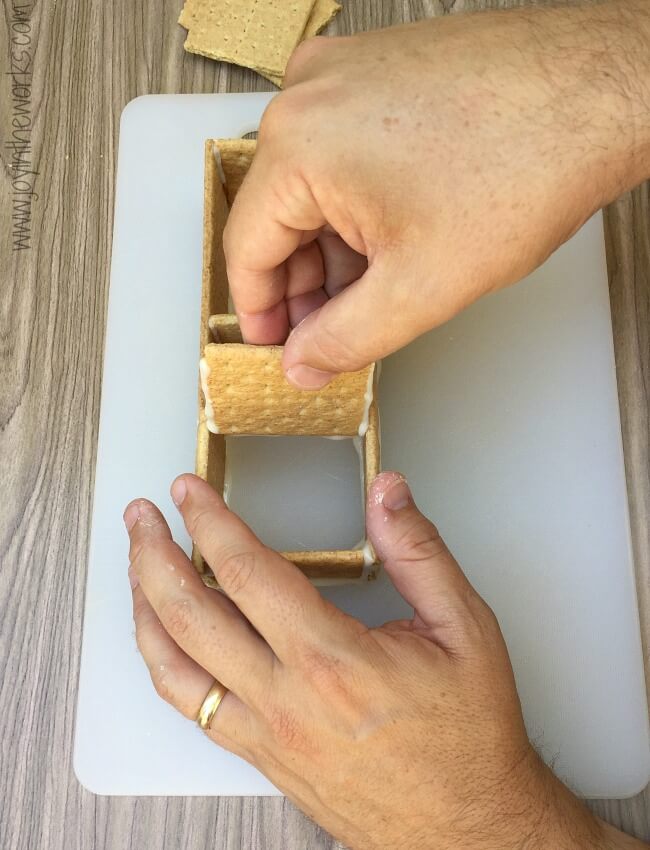 Looking for a 4th of July family fun activity? How about making a graham cracker White House and decorating it with red, white and blue patriotic candy? Gingerbread Houses aren't just for Christmas anymore, especially since candy house decorating always brings the family together! =) Step-by-step graham cracker house instructions included.