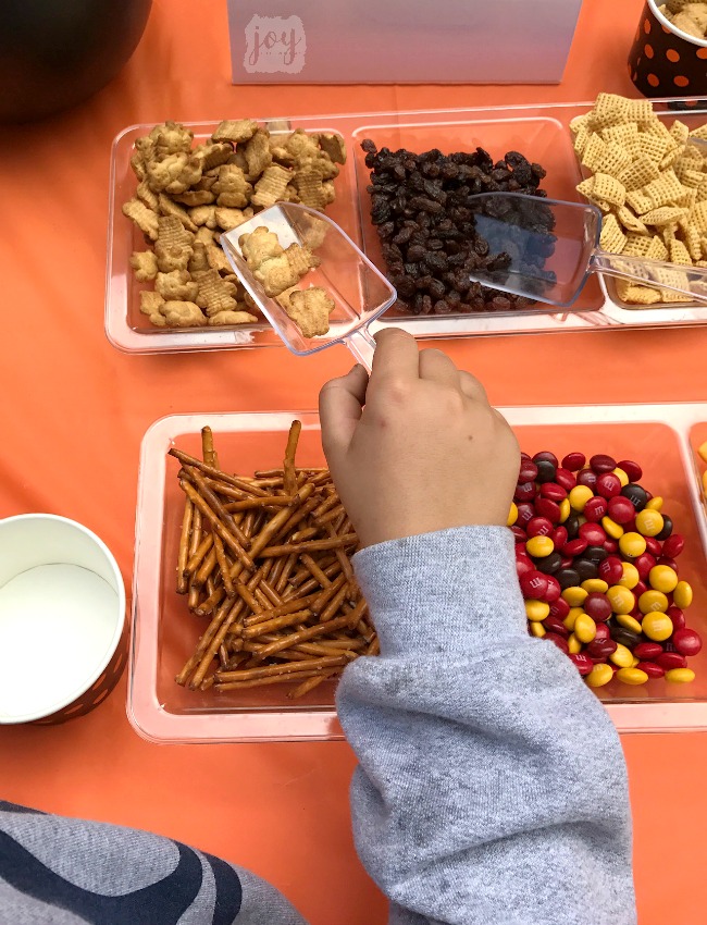 Have kids create their own Fall Snack Mix using these printable follow-along directions! Kids can practice their counting skills and follow directions while creating a yummy treat! Even better? A printable Fall Snack Bag Topper to go with it! Perfect for a Fall Festival or Class Halloween Party Snack!