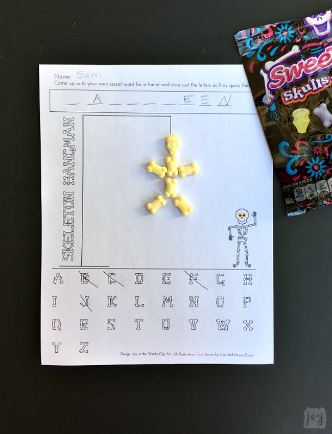 Skeleton Hangman, a Halloween version of Hangman, is the perfect printable Halloween party game- especially for a Class Halloween Party!