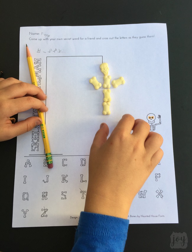 Skeleton Hangman, a Halloween version of Hangman, is the perfect printable Halloween party game- especially for a Class Halloween Party!