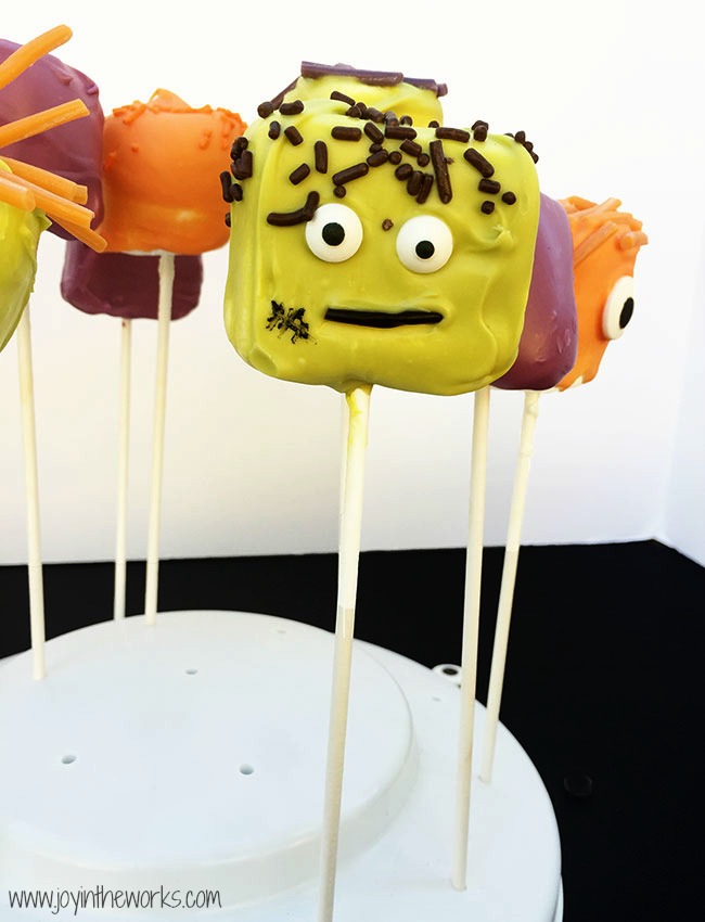 Looking for a Halloween Party Activity? These Marshmallow Monsters Halloween Treats are the perfect Halloween Invitation to Create! Plus any Halloween treat that doubles as an activity is a win in my book!