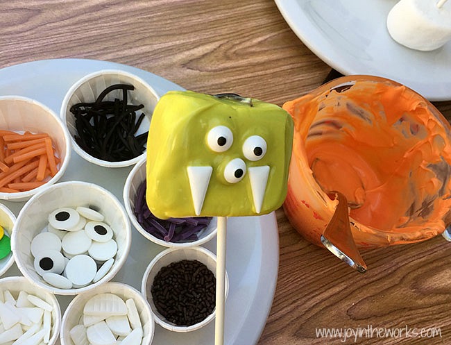 Looking for a Halloween Party Activity? These Marshmallow Monsters Halloween Treats are the perfect Halloween Invitation to Create! Plus any Halloween treat that doubles as an activity is a win in my book!