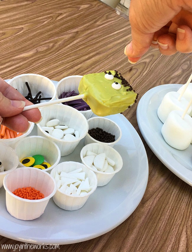 Looking for a Halloween Party Activity? These Marshmallow Monsters Halloween Treats are the perfect Halloween Invitation to Create! Plus any Halloween treat that doubles as an activity is a win in my book!