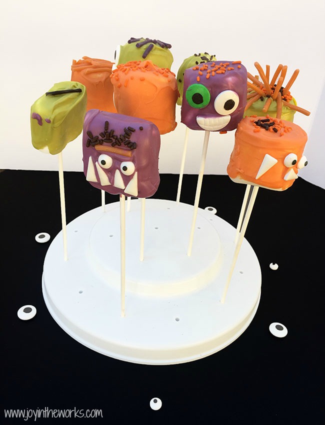 Looking for a Halloween Party Activity? These Marshmallow Monsters Halloween Treats are the perfect Halloween Invitation to Create! Plus any Halloween treat that doubles as an activity is a win in my book!