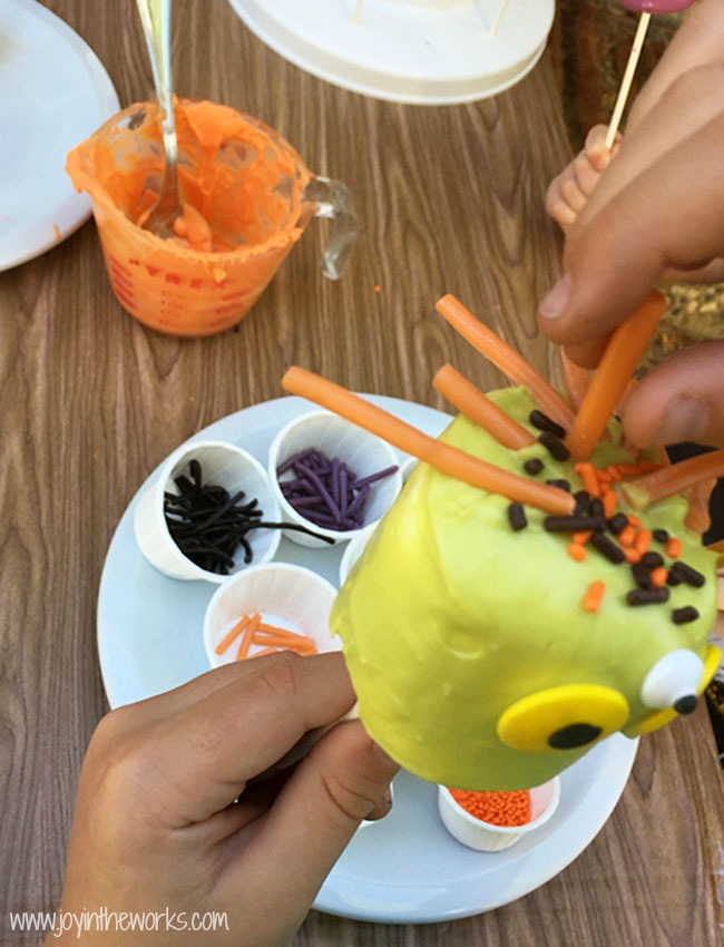 Looking for a Halloween Party Activity? These Marshmallow Monsters Halloween Treats are the perfect Halloween Invitation to Create! Plus any Halloween treat that doubles as an activity is a win in my book!