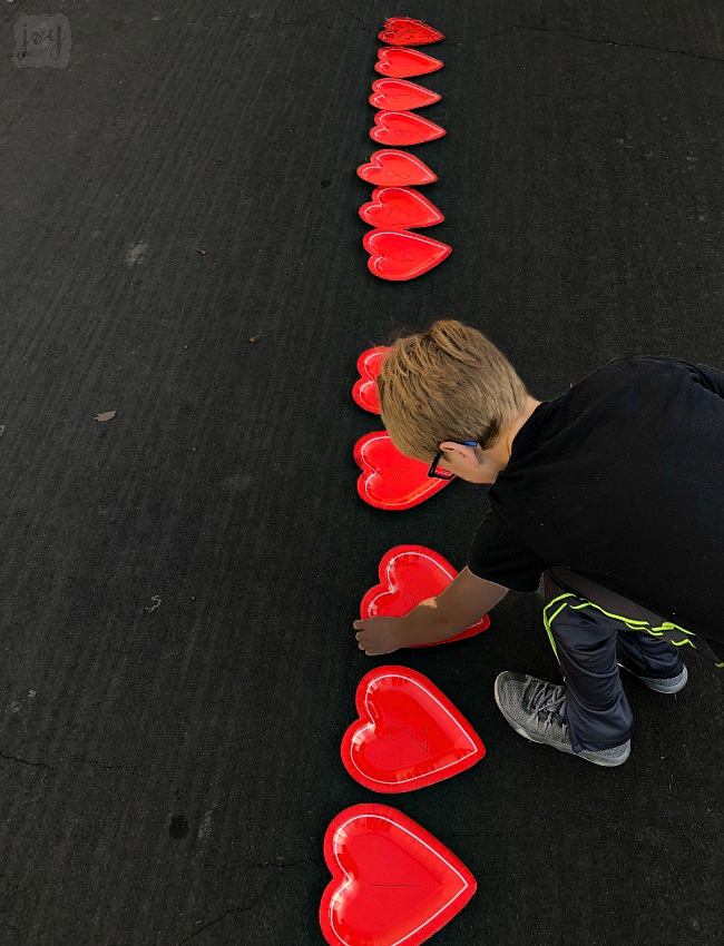 Practice addition, counting, subitizing and more with these simple Valentine themed math games using heart shaped paper plates! #valentinesday #mathgames #addition #subtraction #counting #math #handsonlearning