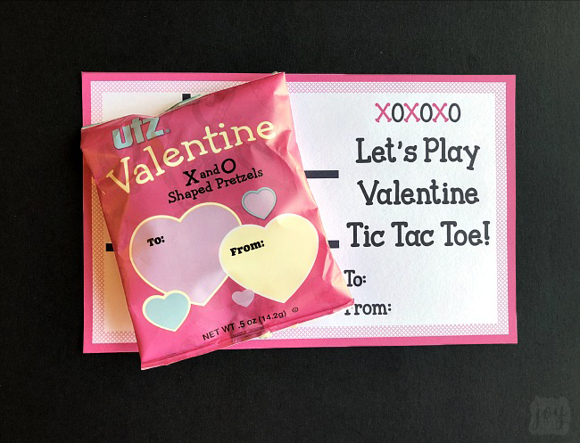 Give a Tic Tac Toe Game with this free printable Tic Tac Toe Valentine! Even better? This free printable Valentine comes with 2 different versions and sizes to meet your needs! #valentinesday #freeprintablevalentine #freeprintable #kidsvalentines #classvalentines #tictactoe #tictacs #tictactoevalentine