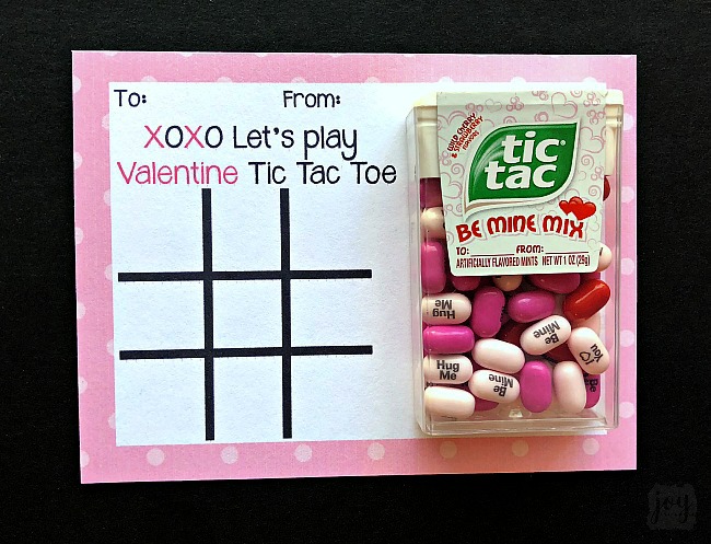 Give a Tic Tac Toe Game with this free printable Tic Tac Toe Valentine! Even better? This free printable Valentine comes with 2 different versions and sizes to meet your needs! #valentinesday #freeprintablevalentine #freeprintable #kidsvalentines #classvalentines #tictactoe #tictacs #tictactoevalentine