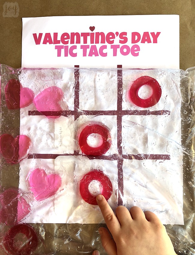 Tired of playing the same old Tic Tac Toe?! Take your game up a notch with this printable Valentine's Day Sensory Tic Tac Toe Game with free printable game board! #freeprintable #tictactoe #printablegames #valentinesdaypartygames #valentinesday #sensory #sensoryactivity #sensorybag