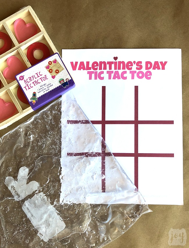 Tired of playing the same old Tic Tac Toe?! Take your game up a notch with this printable Valentine's Day Sensory Tic Tac Toe Game with free printable game board! #freeprintable #tictactoe #printablegames #valentinesdaypartygames #valentinesday #sensory #sensoryactivity #sensorybag