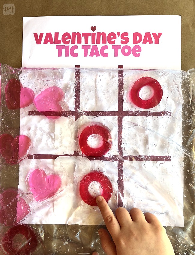 Tired of playing the same old Tic Tac Toe?! Take your game up a notch with this printable Valentine's Day Sensory Tic Tac Toe Game with free printable game board! #freeprintable #tictactoe #printablegames #valentinesdaypartygames #valentinesday #sensory #sensoryactivity #sensorybag