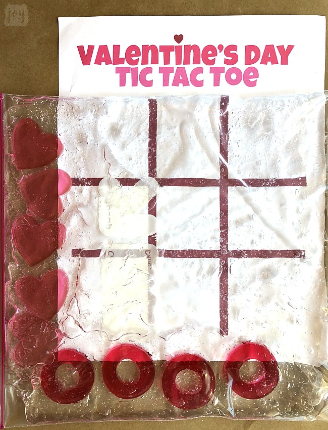 Tired of playing the same old Tic Tac Toe?! Take your game up a notch with this printable Valentine's Day Sensory Tic Tac Toe Game with free printable game board! #freeprintable #tictactoe #printablegames #valentinesdaypartygames #valentinesday #sensory #sensoryactivity #sensorybag